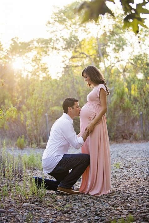 pregnant woman with husband pictures|maternity couple photoshoot poses.